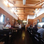 カリス - 店内奥から撮影