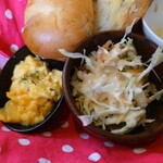 カリス - ○スクランブルエッグ
半熟気味が良い感じで
砂糖、ほんのり塩の味わいとなる。

○サラダ
キャベツの千切りと人参のサラダ。

このブラウンの粒はオニオンフライの粒なのかな❔
美味しい