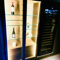 焼肉牛印 銀座店 - 階段降りてショーケース