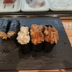 東京立ち寿司 - 最後の3貫（軍艦）と、巻物（納豆を選択）