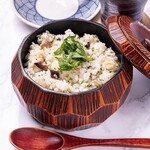 紫蘇和稻草烤魚的飯桶飯