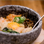 榮華亭 - アツアツの石鍋で作る、榮華亭特製石焼きビビンバ火傷に注意！