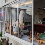 YIN MIXTURAS restaurant - 窓辺にはアルパカなどのディスプレイ