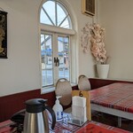 YIN MIXTURAS restaurant - マチュピチュのタペストリーなどが掛かった内観