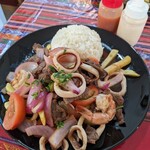 YIN MIXTURAS restaurant - ロモマルイティエラ(牛肉、海鮮、じゃがいも)1600円