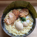 横浜家系 みーたん家 - 料理写真:みーたんMAX 1000円 + 麺大麺 200円