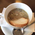 トラットリア シェ ラパン - 小エビとキノコのアヒージョ（パン添え）