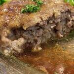 Taverna Hamburg - タヴェルナハンバーグの断面を見ると、めっちゃジューシー。タレは芳ばしくて旨みたっぷりの醤油ベース。