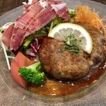 タヴェルナハンバーグ - 牛肉、豚肉、玉ねぎ、パン粉などを丁寧に練り込んだタヴェルナハンバーグ