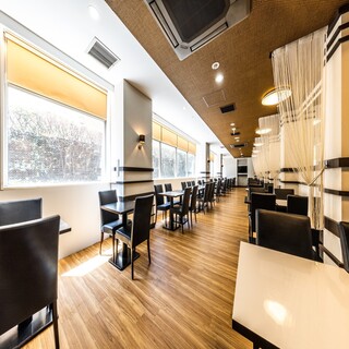 陽の光が差し込む明るい店内にてお食事をお楽しみください。