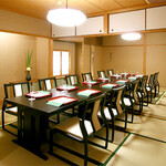 京都客廳的舒適空間。所有的包間都準備了榻榻米坐席和椅子，可以舒適的休息。