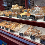 ぶーる・ぶーる・ぶらんじぇり - 美味しそうなパンがずらり！ハードタイプが多め。店の看板クロワッサンのぶーるぶーるはたくさんありました。