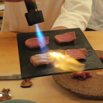 鮨おにかい＋1 - 鮪をバーナーで炙ります