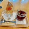 ウィークエンダーズコーヒー オール ライト - アイスハンドドリップコーヒー 550円、プリン 580円（いずれも税込）