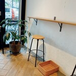 ウィークエンダーズコーヒー オール ライト - 壁際のカウンター席