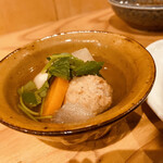 Nidaime Umibouzu - つきだし。お出汁と根菜、鶏つみれ。
