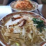 自家製手もみ麺 ラーメン赤松 - 手前は、背脂醤油ネギラーメン(白ネギ)。奥は背脂味噌ネギラーメン(赤ネギ)