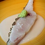 蒼 - リクエストした、さかな人 長谷川さんより 神経締め ヒレナガカンパチの藁焼き。始めて頂くお魚。脂が乗っているけれど爽やかな後味。皮がパリッと焼けているので、溶ける脂とのコントラストが素敵。私、このお料理誰よりも早く食べ終われる(笑)