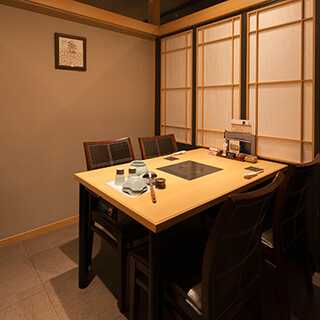 半個室有、テーブル席では人数に合わせてお席をご用意〇