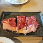 Yakiniku Bekoroku - サーロインステーキは食べる前にハサミで食べやすいサイズに自分でカット