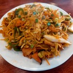 インドネパール料理 ラクシミ - チキンチャウミン600円←野菜も多く入ってる(笑)  リーズナブルです＼(^o^)／