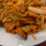 インドネパール料理 ラクシミ - チャウミンのズーム  タンドリー肉使用。