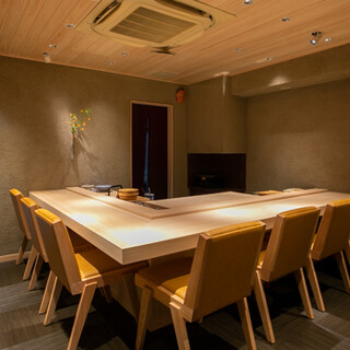 都会の隠れ家で上質なひと時を。高級感溢れる落ち着いた店内