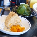 うどんウエスト 針摺店 - 2022年5月　かしわおにぎり【税込120円】高菜葉巻おにぎり【税込120円】