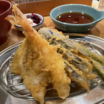 天麩羅 えびのや - 天ぷら定食980円　夜に気軽に食べられる値段なのは有難いが、やはり味も素っ気もない値段通りの味。