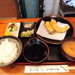 Tsudumi - お盆に乗った天ぷら定食のラインナップ
