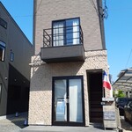 ビストロ ロンロヌマン - 外観。階段を上って、２階と３階がロンロヌマンさん。