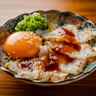 コースのトップバッターをつとめる『ふぐたたきのユッケ』
