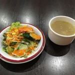 アジアンレストラン＆バー マザーパレス - セットのサラダとおいしいスープ
