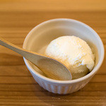 味処 銀の里 - 〆はデザートのアイスクリーム。