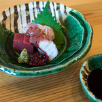 味処 銀の里 - 「お造り三種盛り」 ホウボウ、マグロ、タコの3つ。