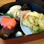 味処 銀の里 - 「幕の内弁当」のおかずはお刺身に天ぷら、だし巻き卵に焼き魚。