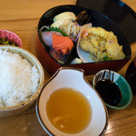 味処 銀の里 - 「幕の内弁当」（880円）。このお店だとボリューム控えめですが豪華な幕の内です。