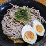 Ogoshiya - 出雲そば【大盛】(税込660円)+半熟煮玉子(追加100円)
                挽きぐるみ蕎麦粉を使った出雲そば
                出雲から取り寄せているらしい
                半熟と謳ってますが今回は半熟よりも固まってる感じでした