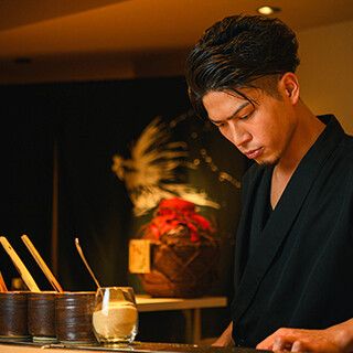 秋吉亮氏(アキヨシリョウ)パティシエから転身。焼鳥職人は天職