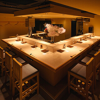 繁華街の喧騒を離れ、隠れ家のような空間で味わう渾身の一串