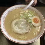 Ramemmaru - とんこつラーメン
                        
                        息子　時々ラーメン屋でこーゆーの注文する。
                        
                        見たら食いたくなるんだそうです。
                        
                        ニンニクのパンチはあるけど。
                        
                        
                        ココで食うべきはチャーシューメン！！！
                        
                        
                        