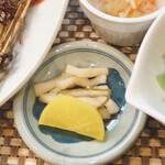 俵家 - 小鉢とお漬け物