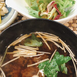 俵家 - 赤だし、野菜サラダ