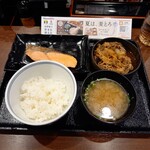 Yoshinoya - 牛鮭定食(ご飯半分) 598円