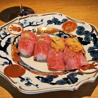 肉亭ふたご iki 新宿店 - 握り特選二貫(大トロ、雲丹)