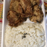 Karaage Senmonten Karafuku - 大きな唐揚げとご飯に、気持ちおかずが少しだけ入ってる超シンプルな唐揚げ弁当。ご飯は無料で大盛りにできます