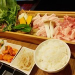 Korian Kicchin Kanfuubou - 野菜にお肉小鉢にご飯