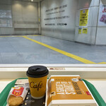 マクドナルド JR京都駅八条口店 - 人の流れをぼんやり眺めつつ、いただきます。