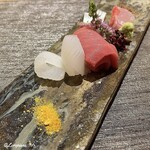 丸新 - アオリ烏賊、天然本鮪のトロ､縞鯵､地金目の盛込み