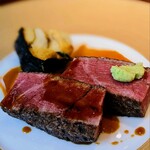 蒼 - 上田畜産 但馬玄シャトーブリアン ダブルポーション Σ(･ω･ﾉ)ﾉ！ 見たとたんに鼻息荒くなった。特別に焼いて下さった、シャトーブリアンの塊から2切れとれるそう・・・全部私が食べねばなるまい！ 奇跡の美味しさ、クリアな旨み、官能的な舌触り。キング オブ 牛肉と思う( ；∀；)♡　シェフ、本当にありがとうございます。